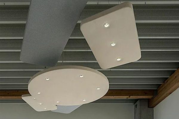 Büro Raumakustik verbessern, schalldämmende Deckenelemente